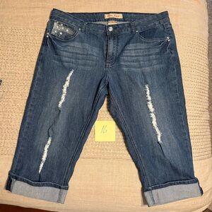 Women’s Clothing Bundle Size 16, Jeans, Khakis, Cropped Pants, Shorts, $28 for 7